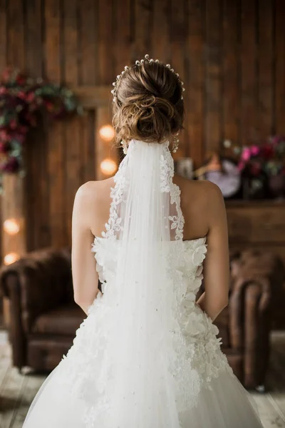 Uma Noiva Bonita Vestido Branco Mantém Buquê Flores Frescas — Fotografia de Stock