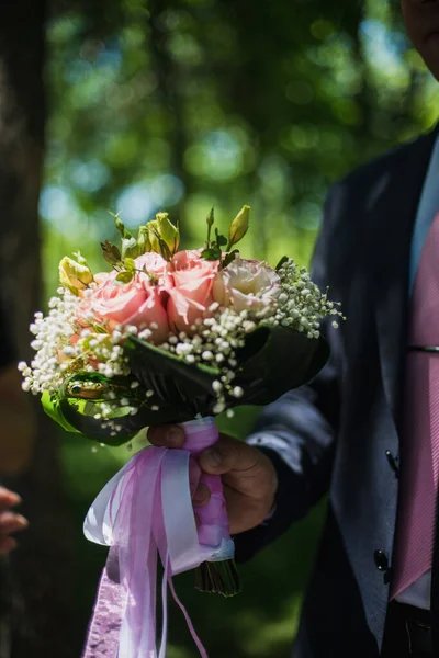 Krásná Nevěsta Bílých Šatech Drží Kytici Čerstvých Květin — Stock fotografie