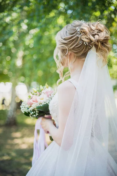 Uma Noiva Bonita Vestido Branco Mantém Buquê Flores Frescas Imagem De Stock