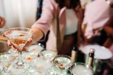 Düğün resepsiyonunda dumanı tüten martini ve şampanya