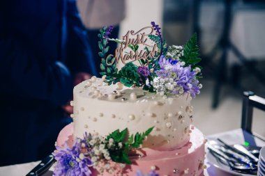 Güzel, düğün pastası masada.