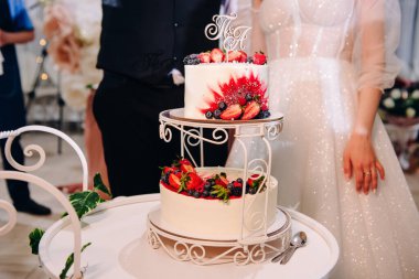 Güzel, düğün pastası masada.
