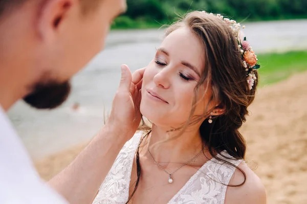 Brudgummen Smeker Försiktigt Den Vackra Bruden — Stockfoto