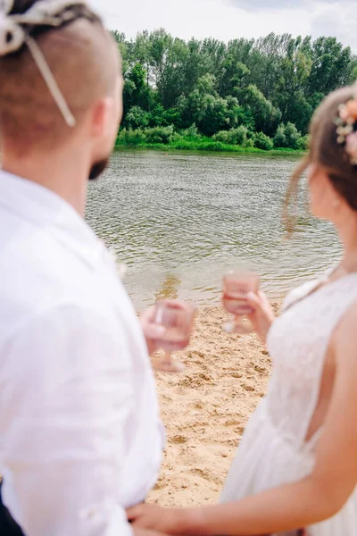 Bruden Och Brudgummen Hålla Glasögon Stranden — Stockfoto