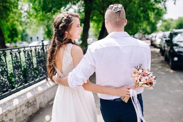 Los Recién Casados Están Caminando Por Ciudad Riéndose Abrazándose — Foto de Stock