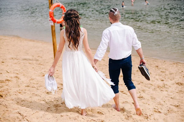 Bruden Och Brudgummen Längs Stranden Hålla Händer — Stockfoto