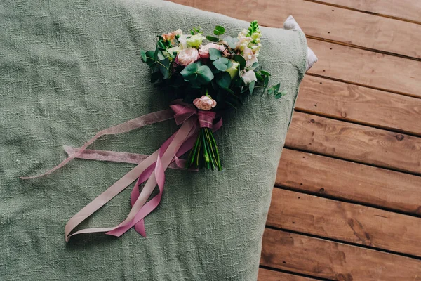 Belo Buquê Noiva Fica Lado Das Alianças Casamento — Fotografia de Stock