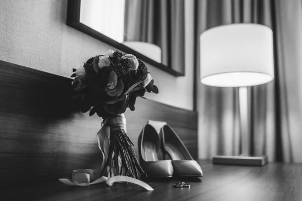 Egy Gyönyörű Csokor Menyasszony Fekszik Jegygyűrűk Mellett — Stock Fotó