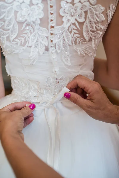 Noiva Está Amarrada Com Espartilho Seu Vestido Branco — Fotografia de Stock