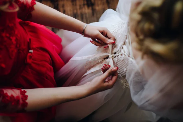 Noiva Está Amarrada Com Espartilho Seu Vestido Branco — Fotografia de Stock