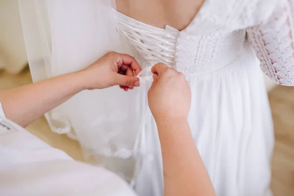 Noiva Está Amarrada Com Espartilho Seu Vestido Branco — Fotografia de Stock