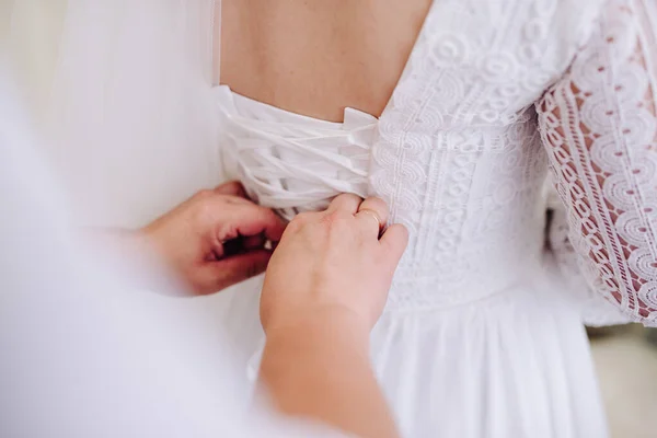 Noiva Está Amarrada Com Espartilho Seu Vestido Branco — Fotografia de Stock