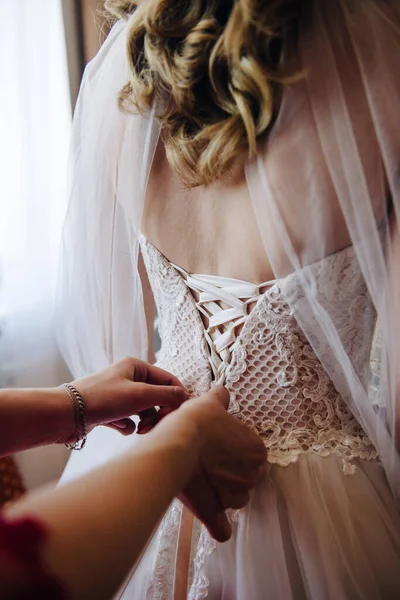 Die Braut Ist Mit Einem Korsett Ihrem Weißen Kleid Geschnürt — Stockfoto