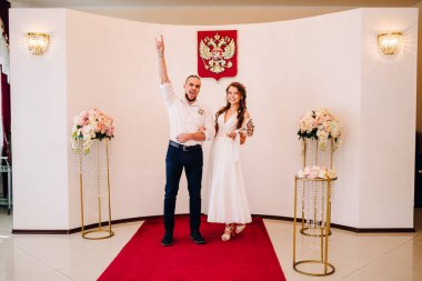 Genç bir çift kıyıda duruyor ve öpüşüyorlar.