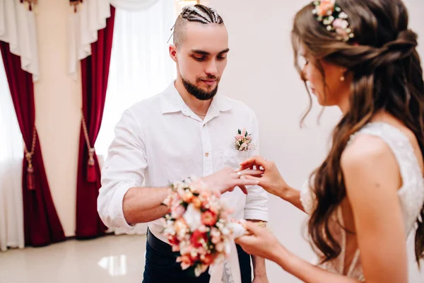 Una Giovane Coppia Piedi Sulla Riva Baciare — Foto Stock