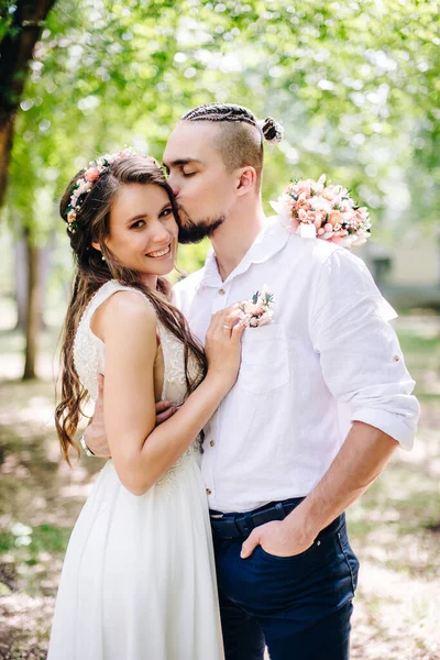 Vacker Brud Och Brudgum Pose Coolly Parken — Stockfoto