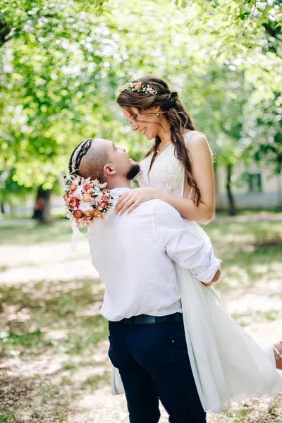 Güzel Gelin Damat Parkta Serin Poz Verir — Stok fotoğraf