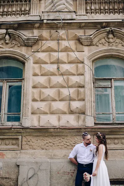 Ett Förälskat Par Står Vid Gammal Byggnad Och Kysser — Stockfoto