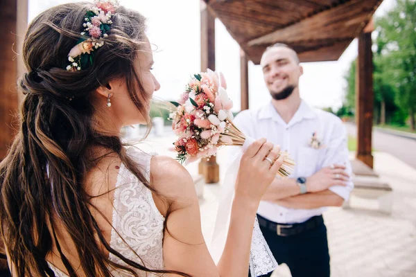 Hermosa Novia Novio Posan Fríamente Parque — Foto de Stock