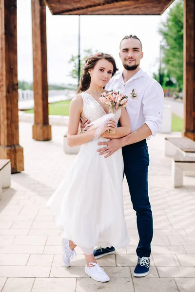 Vacker Brud Och Brudgum Pose Coolly Parken — Stockfoto