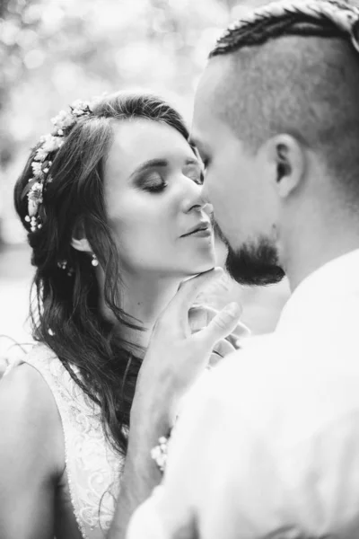 Gyönyörű Menyasszony Vőlegény Pózol Hűvösen Parkban Jogdíjmentes Stock Fotók