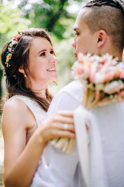 Gyönyörű Menyasszony Vőlegény Pózol Hűvösen Parkban Stock Fotó