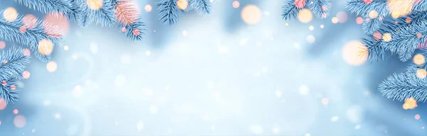Zmrzlé Bílé Smrkové Větve Světly Bokeh Zimní Vánoční Dekorace Pro — Stockový vektor