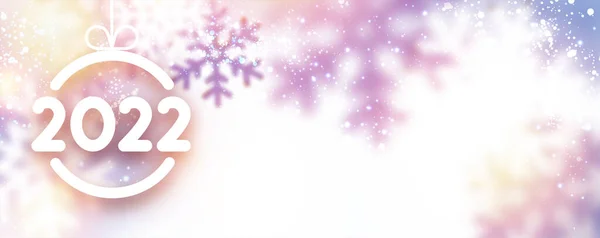 白色圣诞树玩具轮廓 2022年标志挂在缎带上 雪片明亮的背景 病媒假日图解 — 图库矢量图片