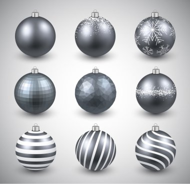 gerçekçi gümüş Noel topları kümesi.