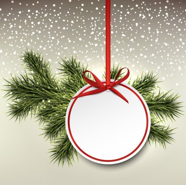 Kağıt hediye kartı çam dalları üzerinde.