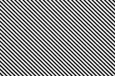 Kağıt üzerine basılmış köşegen siyah ve beyaz çizgilerin aşırı yakın çekimi, yüzeydeki mürekkebin ince detaylarını ve dokusunu gösterir.