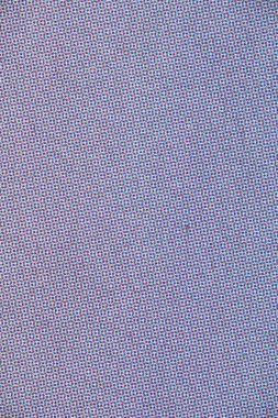 Beyaz kağıda basılı basılı bir renk dokusu oluşturan cyan ve morumsu noktalardan oluşan yoğun bir yarım ton deseninin makro görüntüsü.