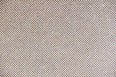 Dar mürekkep kaydını, üst üste binen renkleri ve kağıt lif dokusunu gösteren beyaz kağıdın üzerindeki CMYK yarım ton noktalarının aşırı yakın çekimi.