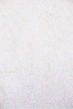 Küçük CMYK yarım ton noktalarının altta yumuşak çok renkli bir şerit oluşturduğu, neredeyse boş lifli bir yüzeye dönüşen beyaz dokulu kağıt makrosu..