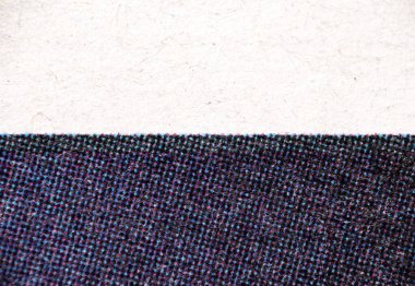 Aşağıda koyu bir yarım ton şeritli beyaz kağıt yüzeyin Macro görünümü, yoğun cyan, morumsu ve siyah noktalardan oluşmuştur..