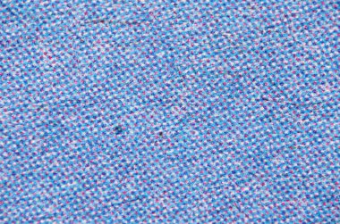 Cyan mavisi baskılı küçük mor noktalarla kaplı makro kağıt kabarık lifli doku ve küçük kusurlarla dolu yoğun bir ızgara oluşturuyor..