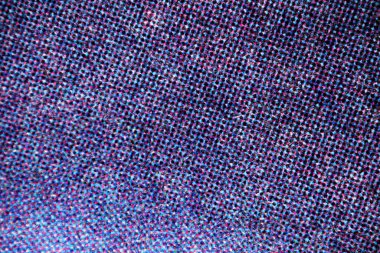 Sıkı bir CMYK yarım ton desenli, güçlü mor, mavi ve morumsu bir makro görünüm. Noktalı ızgara zengin desenli yazdırılmış bir yüzey oluşturur.