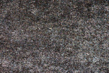 Yoğun koyu CMYK yarım ton noktalarıyla kaplı kaba kağıt makrosu, görünür çizikler ve liflerle gürültülü gri bir doku yaratıyor..