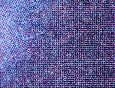 Canlı mavi ve mor bir CMYK yarım ton desenine yakın çekim. Sıkıca paketlenmiş noktalar yoğun, desenli baskılı yüzey ve ince tonsal kaymalar oluşturuyor..