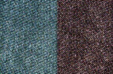 Görünür mürekkep desenli desenli desenli dokulu beyaz kağıda basılmış koyu renkli CMYK yarım ton noktalarını gösteren aşırı yakın plan..