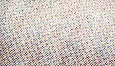 Cyan, morumsu, sarı ve siyah noktalardan oluşan hafif bir yarım ton deseni yumuşak beyaz bir yüzeye yayılmış, ince bir baskı dokusu oluşturur..