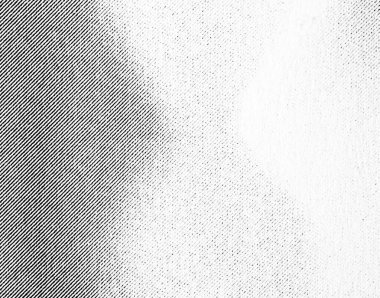 Beyaz kağıda basılmış siyah yarım tonluk köşegen çizgisinin aşırı yakın çekimi, küçük noktaların karanlıktan aydınlığa kaybolduğunu gösteriyor..