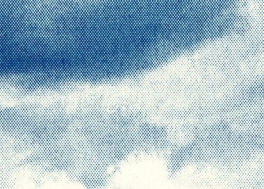 Mavi-beyaz yarım tonlu bulut ve daha koyu renkli bir gökyüzü bandı. Eski bir gazete ya da çizgi romanı taklit ediyorlar. Tasarım için yeterli kopya alanına sahip soyut gökyüzü arkaplanını temizle.