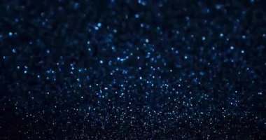 Pırıl pırıl parlayan parlak gölgeler ve yumuşak bulanıklıkla, stop-motion tarzında koyu mavi bir parıltı. Kış, teknoloji, gece hayatı, lüks markalaşma ve zarif arkaplanlar için idealdir..