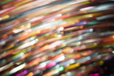 Renkli köşegen ışık çizgilerinin dinamik soyut arkaplanı yumuşak hareket bulanıklığı ve parlak parlaklığı. Teknoloji, hız, müzik, modern markalaşma ve enerjik duvar kağıtları için ideal.