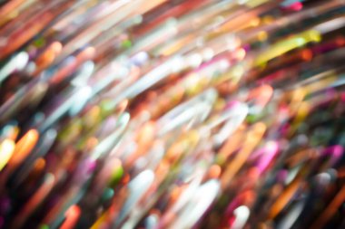 Enerjik çok renkli ışık çizgileri ve kıvrımlı kıvrımlar yumuşak hareket bulanıklığı ve karanlık bir arkaplanda parlak bir parıltı. Teknoloji, hız, müzik, gece hayatı ve modern soyut tasarımlar için ideal.