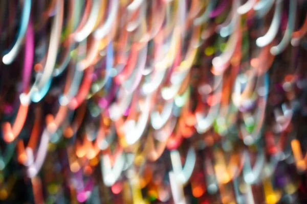 Soyut çok renkli neon ışık yolları yumuşak bokeh ve dikey hareket bulanıklığı ile karanlık bir arkaplanda. Teknoloji, müzik, gece hayatı, kutlamalar ve modern tasarım için enerji arka planı.