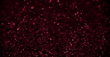 Kırmızı kalp pırıltısı koyu bir zemin üzerinde parıldıyor. Yumuşak çapraz gölge bantları var. Stop-motion tarzında yaratılmış. Sevgililer Günü için romantik soyut doku, örtüşmeler ve döngüler.