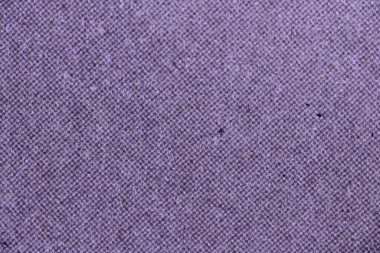 Dar yarım ton nokta desenli, kağıt lifli ve ince mürekkepli lavanta mor gazete baskısı. Yazdırma, ortam ve üstüste bindirmeler için soyut retro arkaplan.