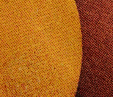 Makro yakın plan gazete baskısı kırmızı yarım tonlu sarı arka plan ve koyu kahverengi dikey mürekkep şeridi gösteriyor. Yazdırma, ortam, retro tasarım ve doku örtüşmeleri için harika.